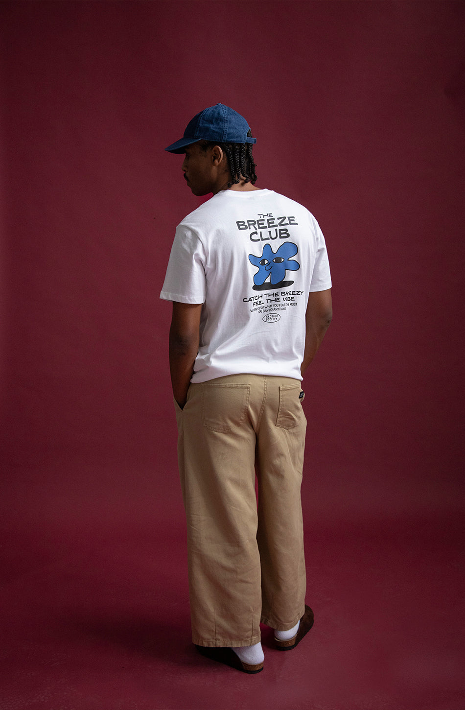 Camiseta Regular Catcha The Breezy White para hombre con gráfico surf Kaotiko BCN