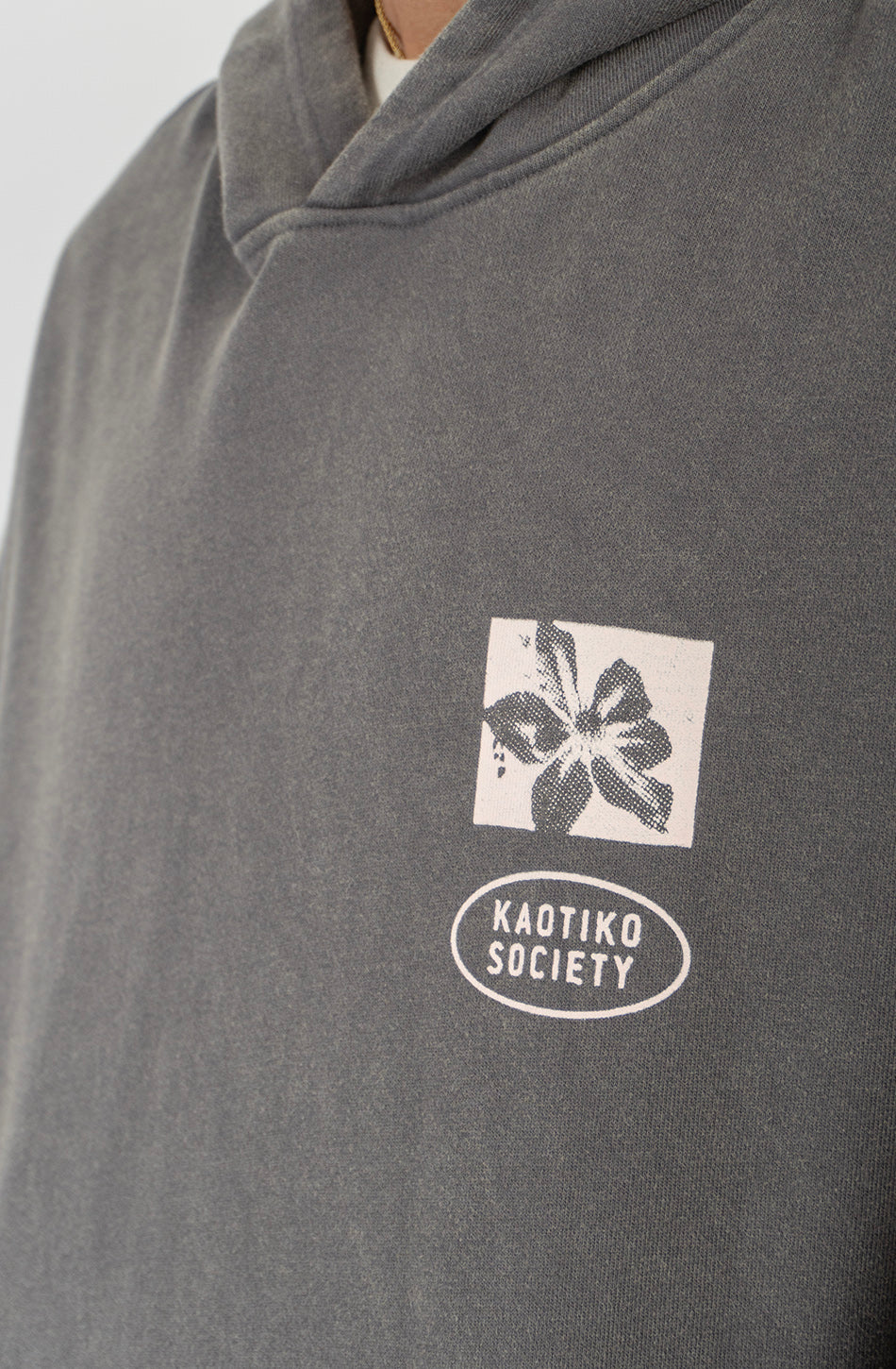 Sudadera oversize gris oscuro con acabado washed, capucha, bolsillo canguro y gráficos Bad Romance de Kaotiko Society.