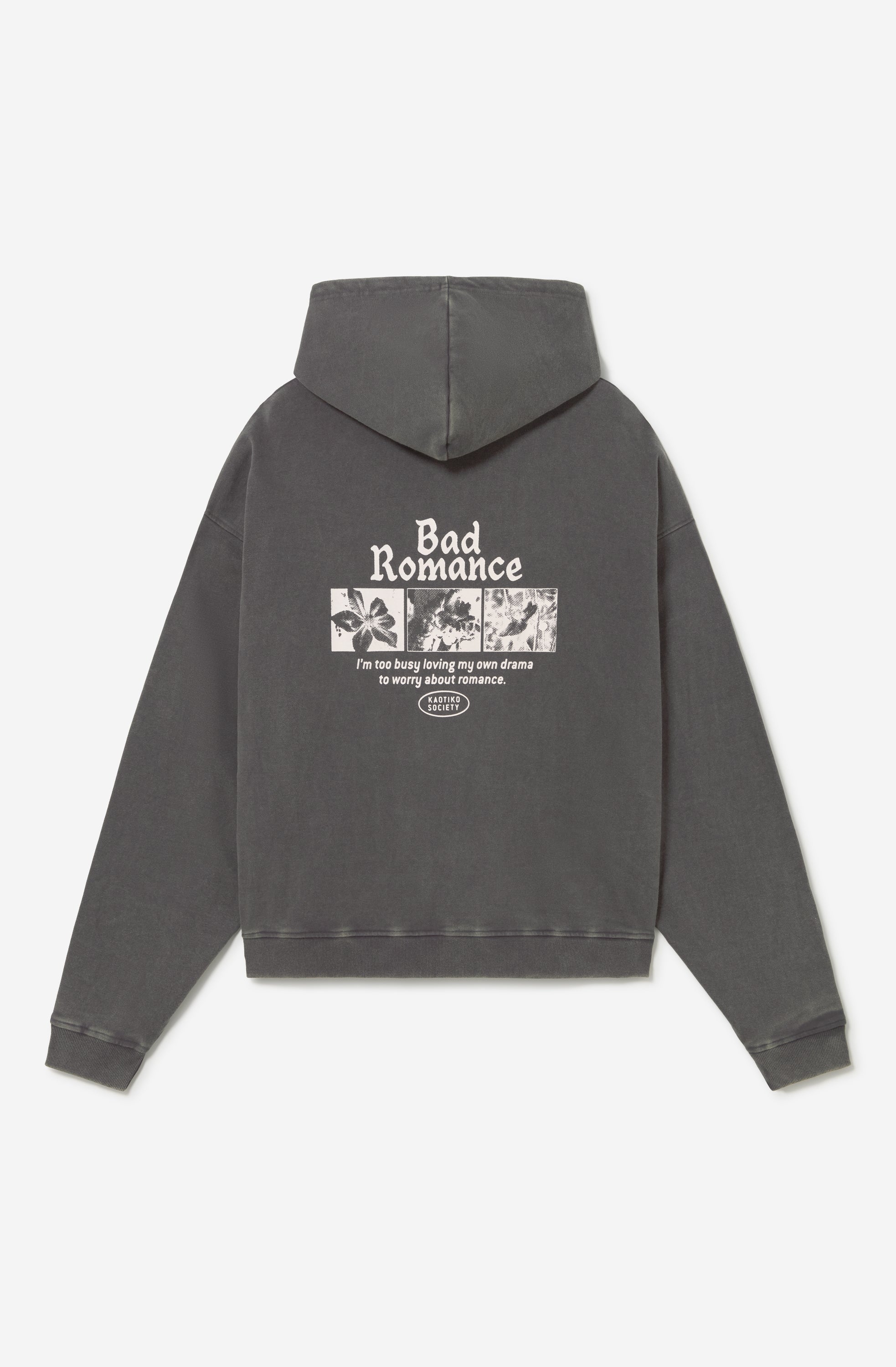 Sudadera oversize gris oscuro con acabado washed, capucha, bolsillo canguro y gráficos Bad Romance de Kaotiko Society.