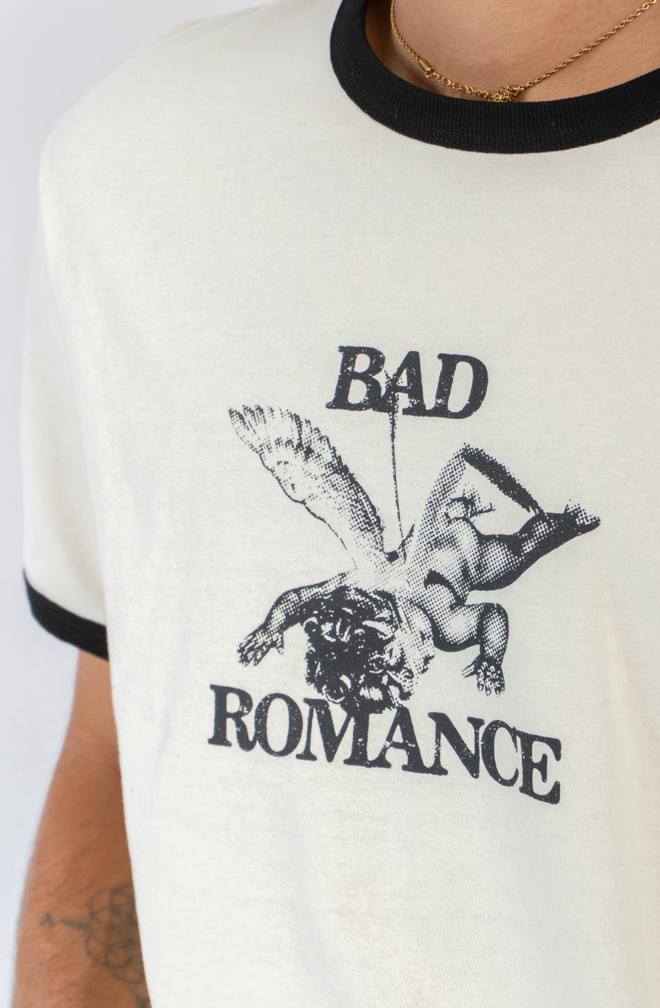 Camiseta Cupid Bad Romance Ivory unisex con diseño gráfico vintage Kaotiko BCN