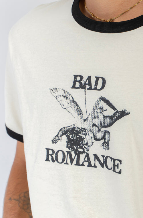 Camiseta Cupid Bad Romance Ivory unisex con diseño gráfico vintage Kaotiko BCN