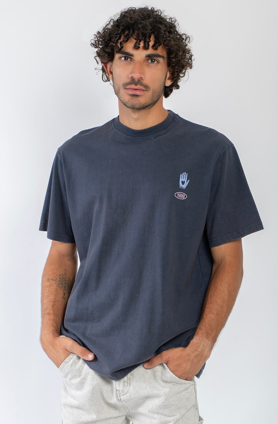 Camiseta Geometric Flower Sea Storm unisex azul tormenta con estampado floral geométrico artístico en la espalda