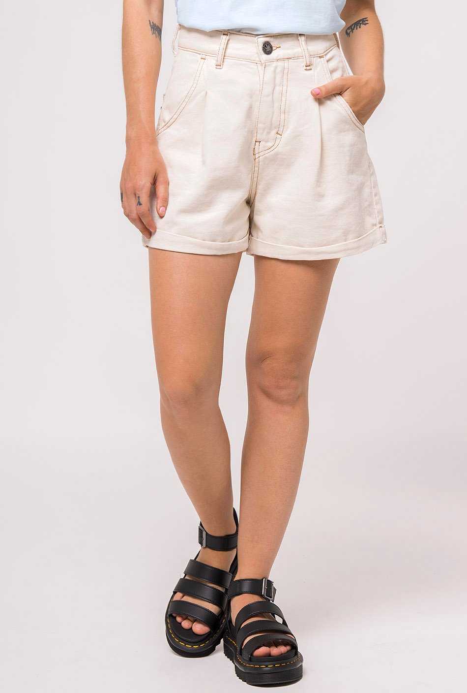 Slouchy Shorts in Cremeweiß