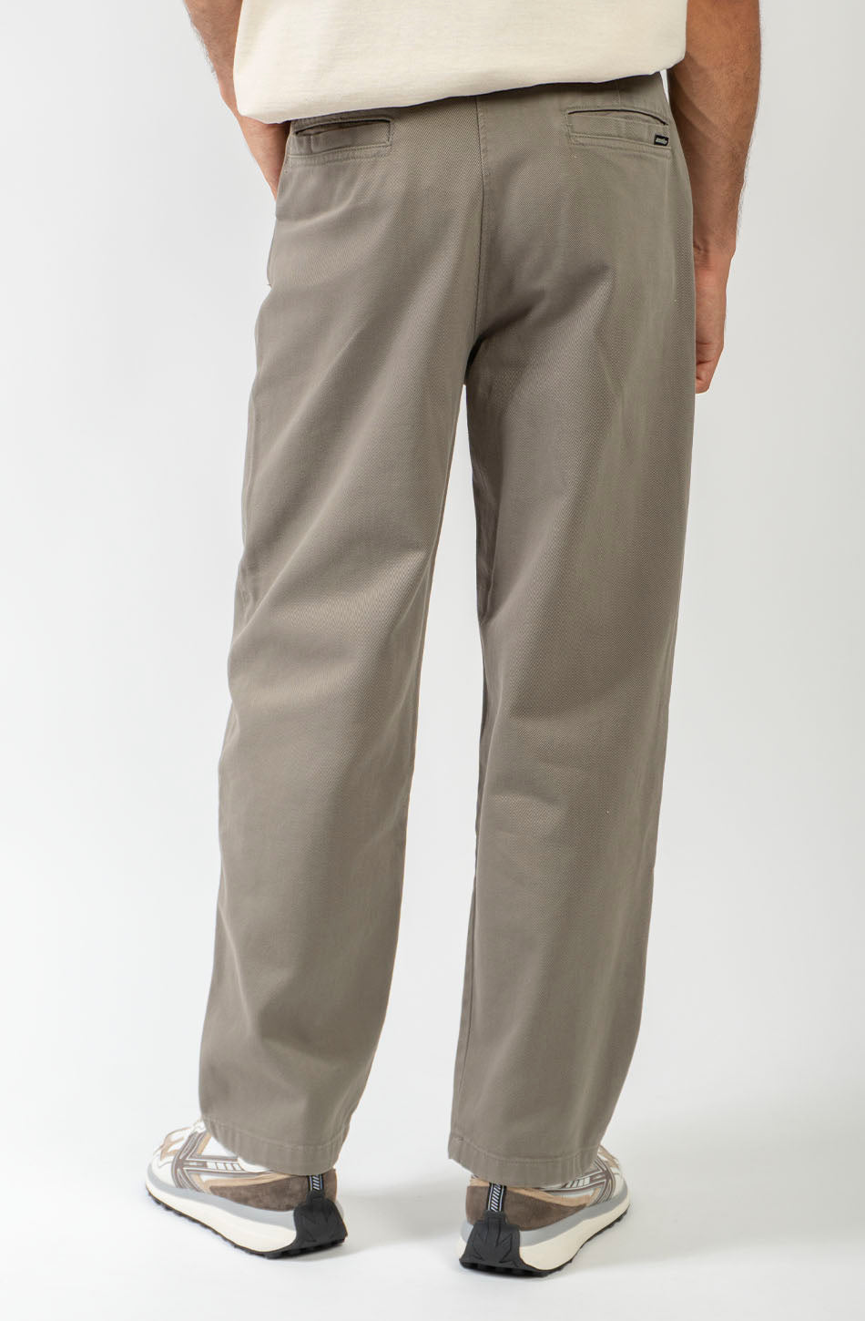 Pantalón Wide Fit Khaki de pierna ancha con bolsillos laterales y bolsillos traseros de vivo.