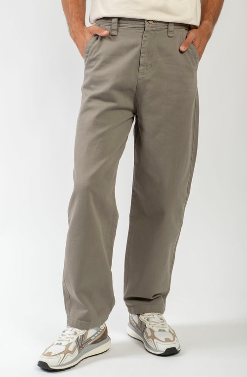 Pantalón Wide Fit Khaki de pierna ancha con bolsillos laterales y bolsillos traseros de vivo.